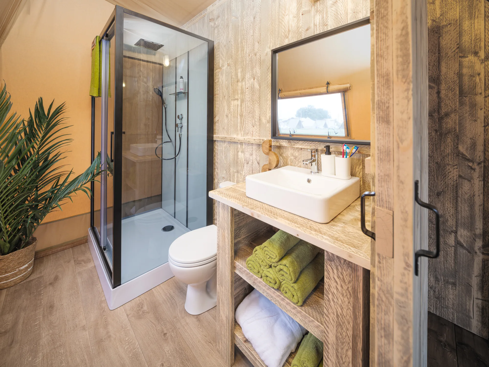 Nature Lodge: baño con regadera de cancel de vidrio, lavabo y sanitario