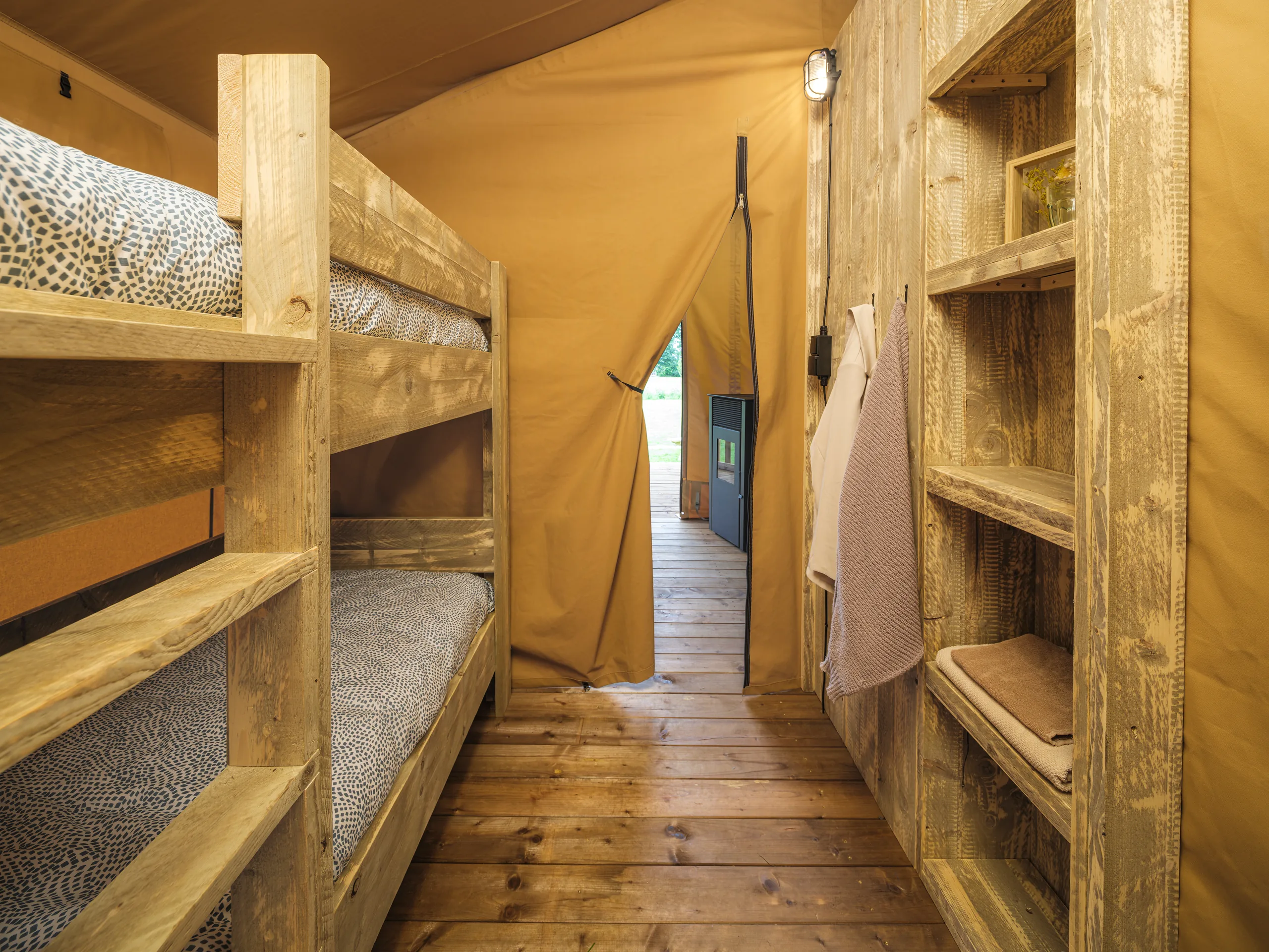 Wood Lodge Midi: literas y repisas de madera