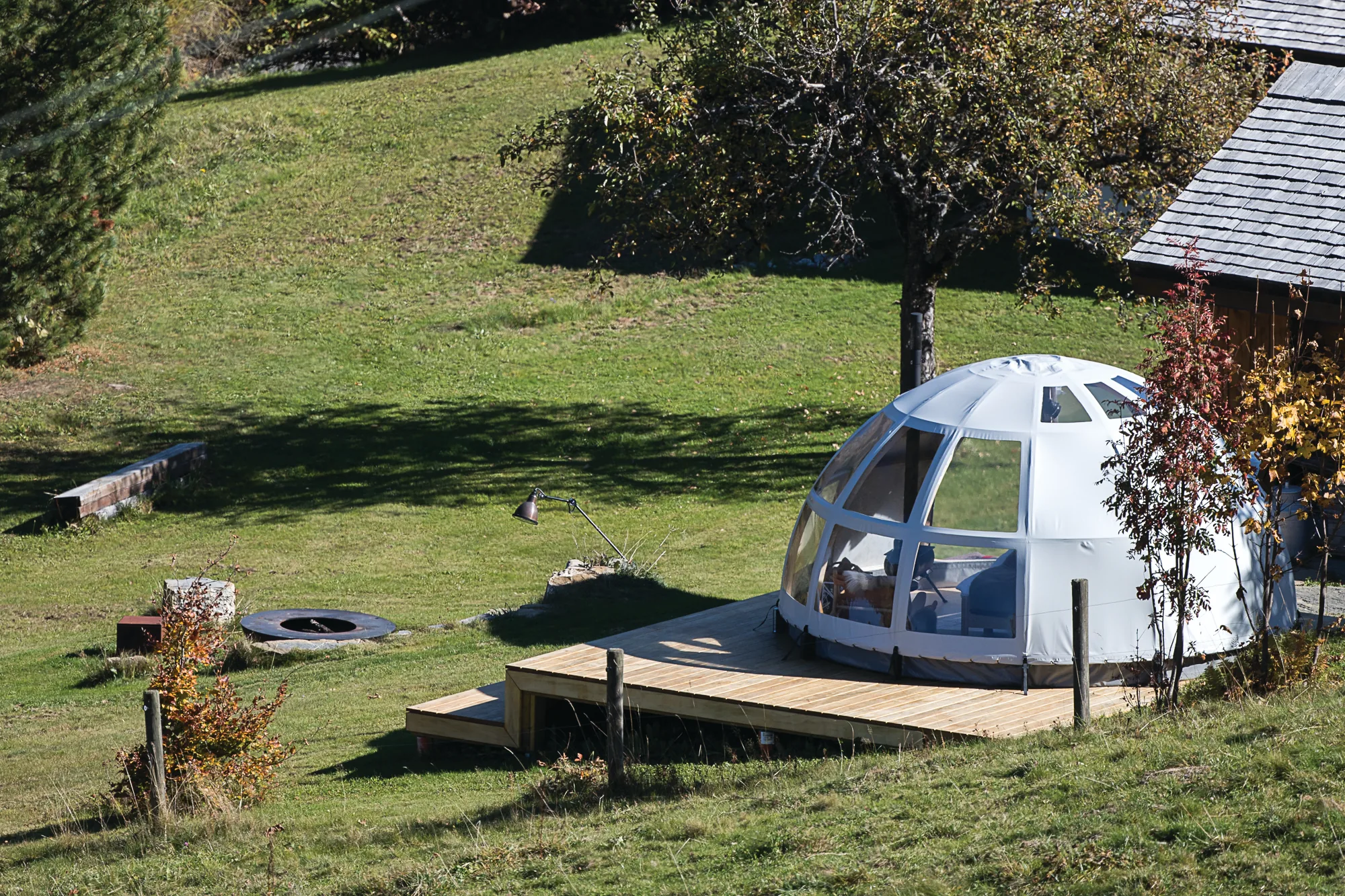 Panorama: versión de 18 m² sobre deck, en una ladera con pasto