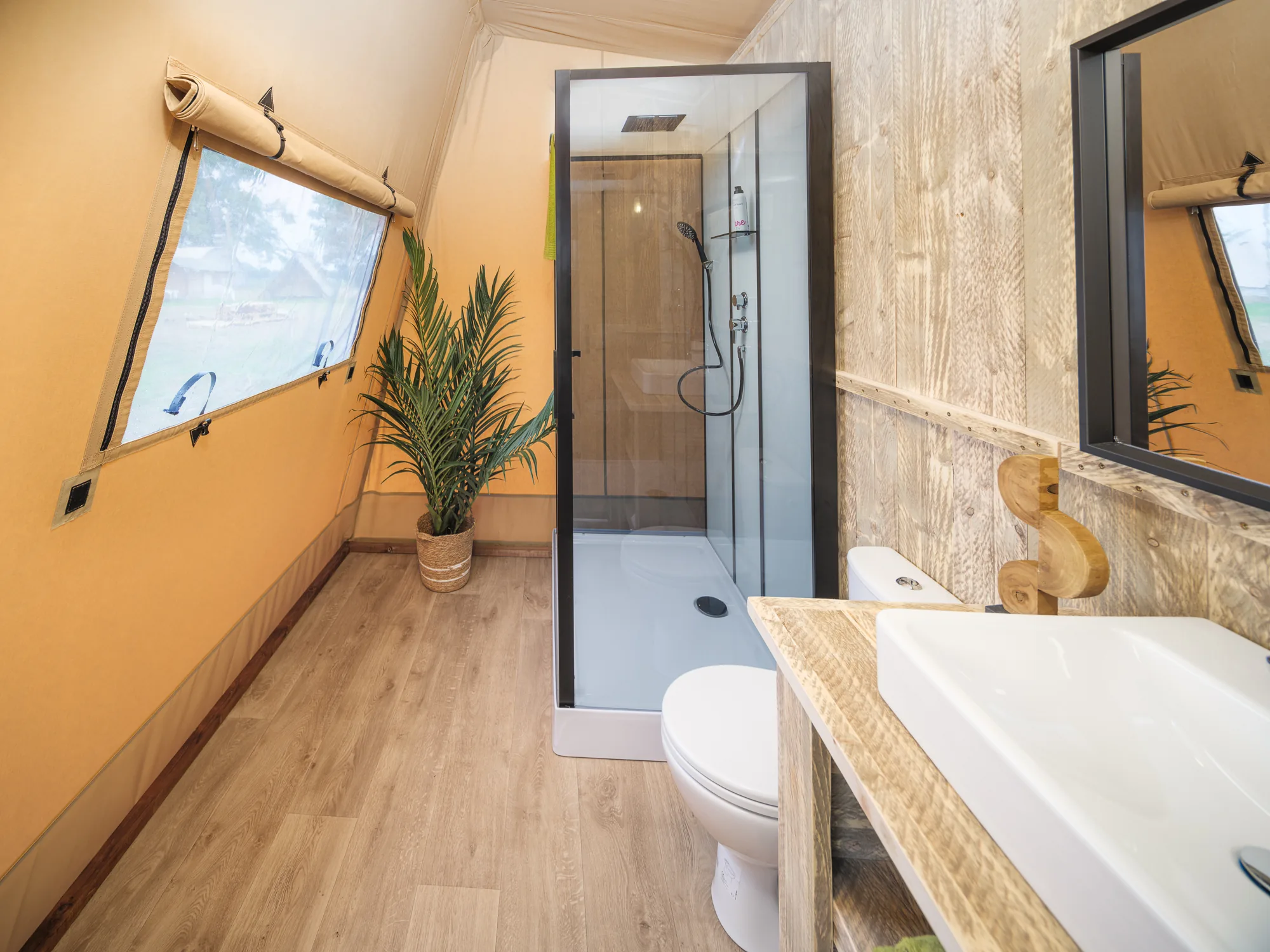 Nature Lodge: baño con regadera y lavabo