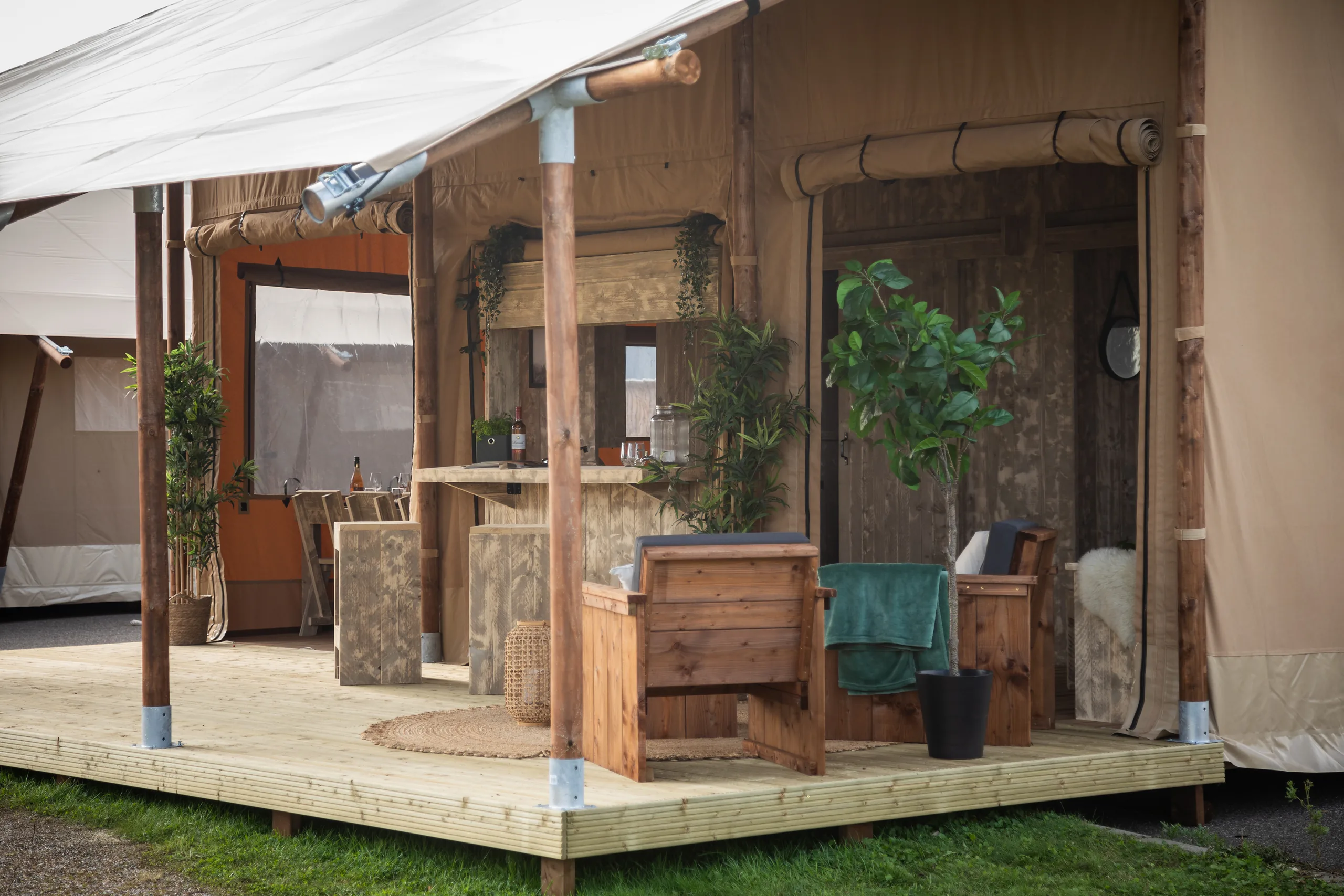Glamping Lodge 35: terraza con sala exterior bajo el techo de lona