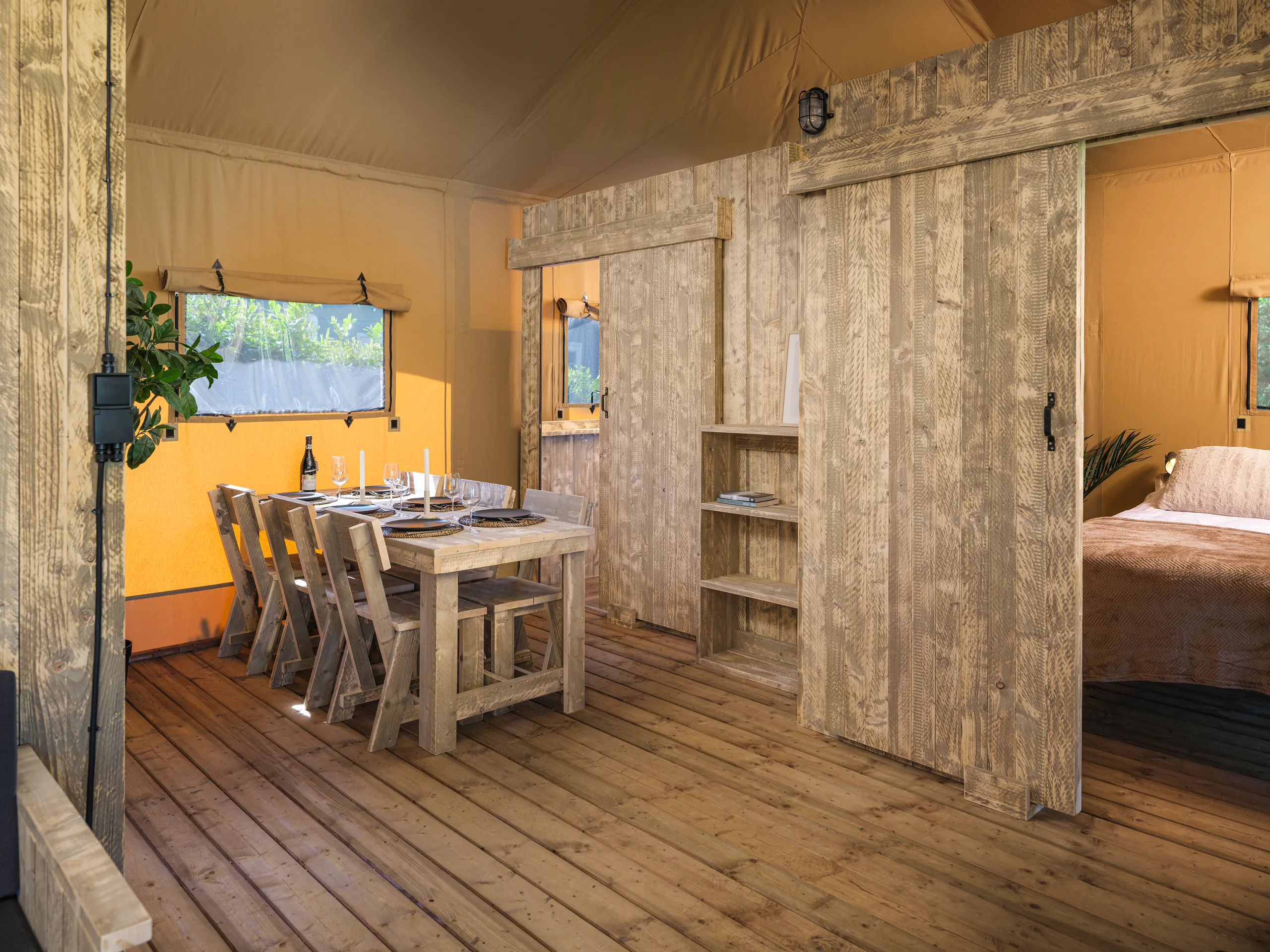 Luxury Suite: comedor con puerta corrediza de madera