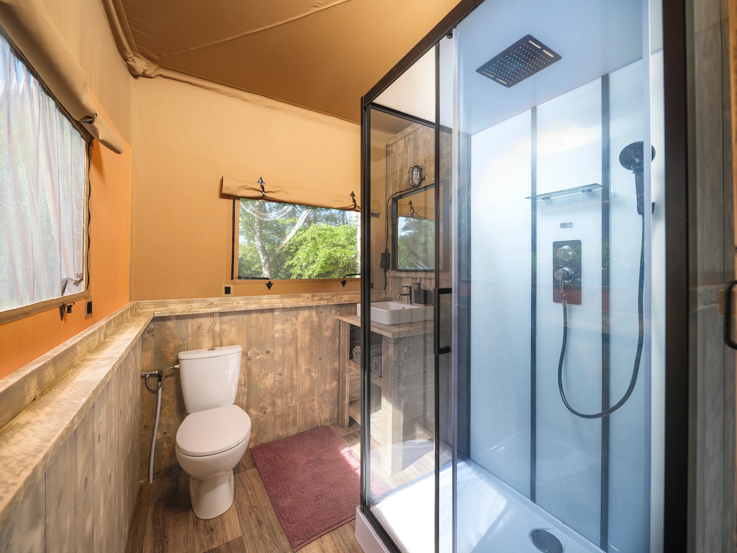 Luxury Suite: baño con sanitario y regadera de cancel de vidrio
