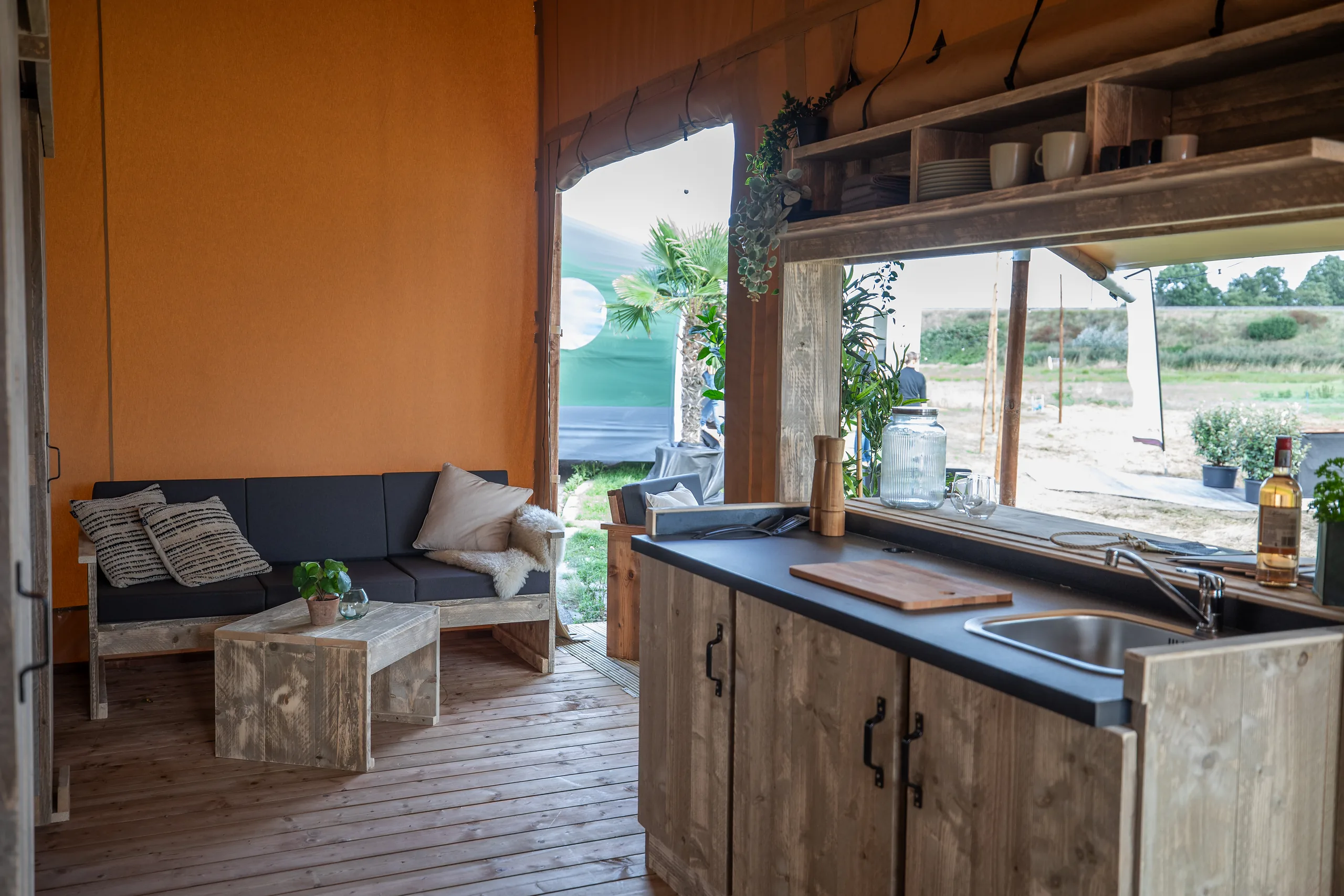 Glamping Lodge 35: cocina con tarja y ventana de paso hacia la terraza