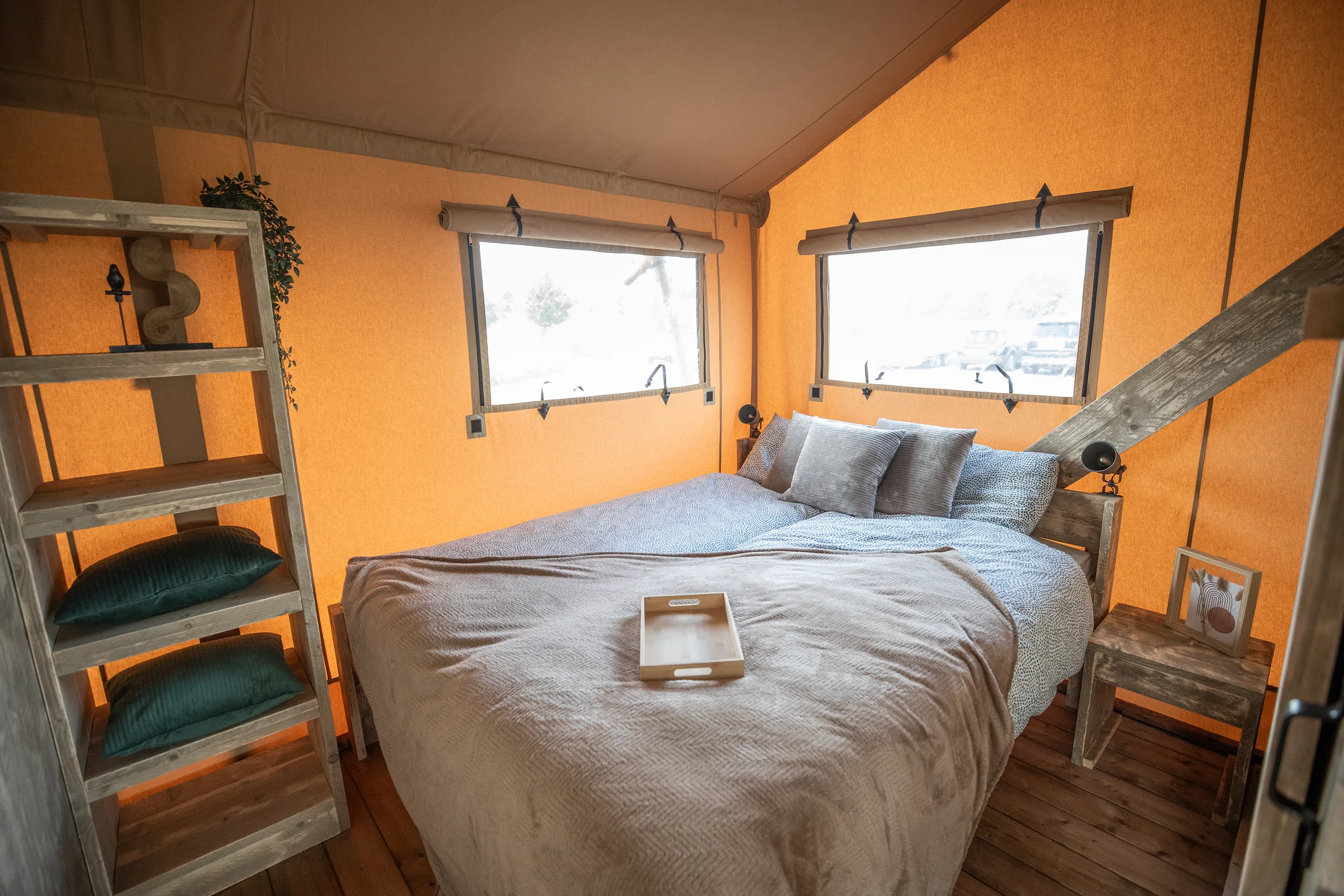 Glamping Lodge 35: recámara con cama matrimonial y dos ventanas