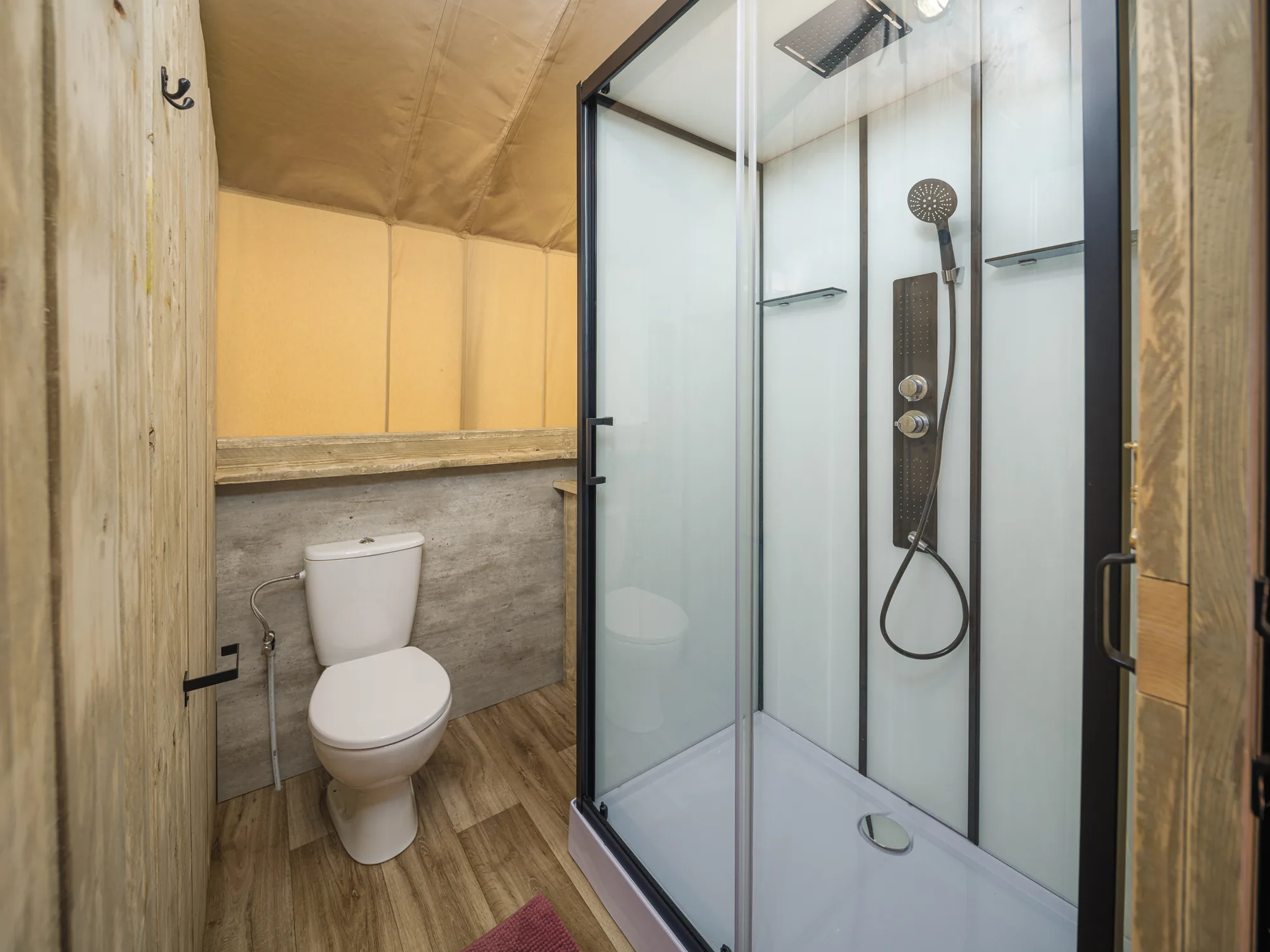 Wood Lodge Cozy: baño con sanitario y regadera