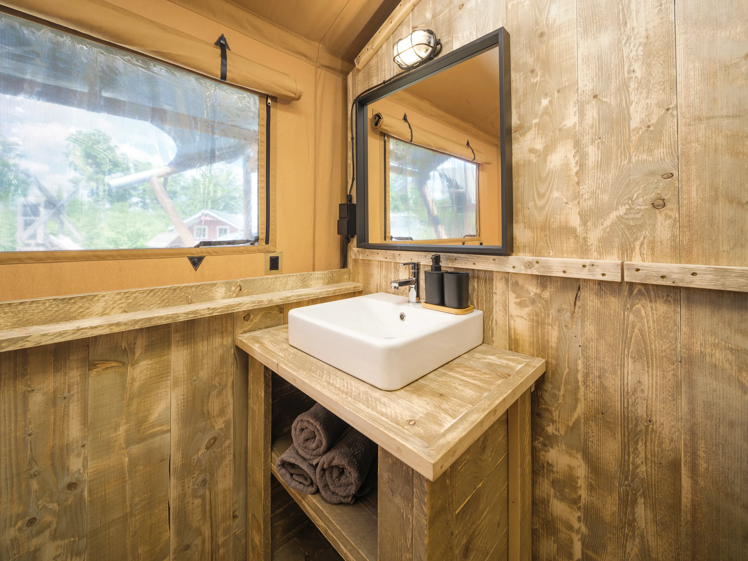 Luxury Safari Lodge: baño con lavabo de madera, espejo y ventana