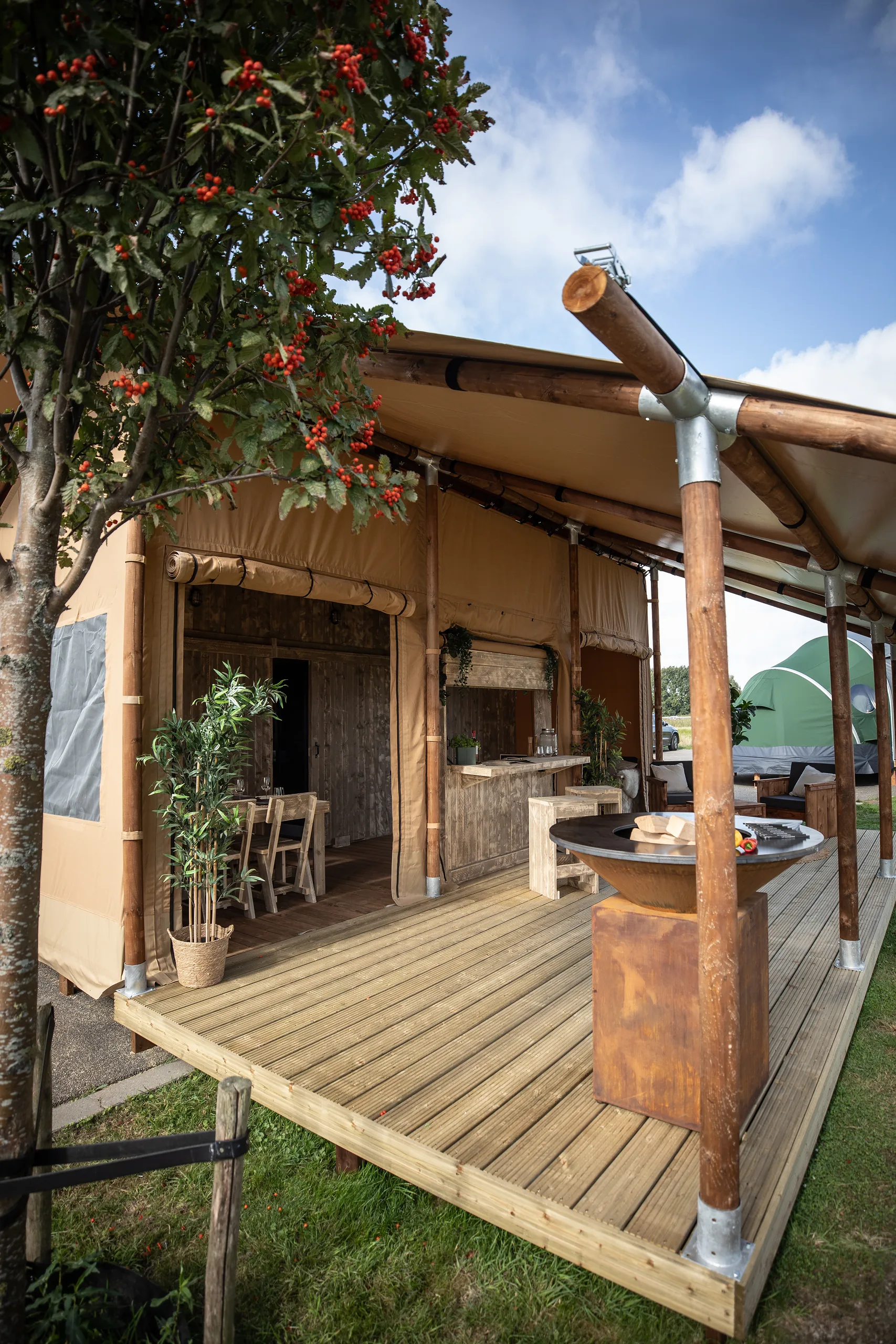 Glamping Lodge 35: terraza de madera bajo el alero