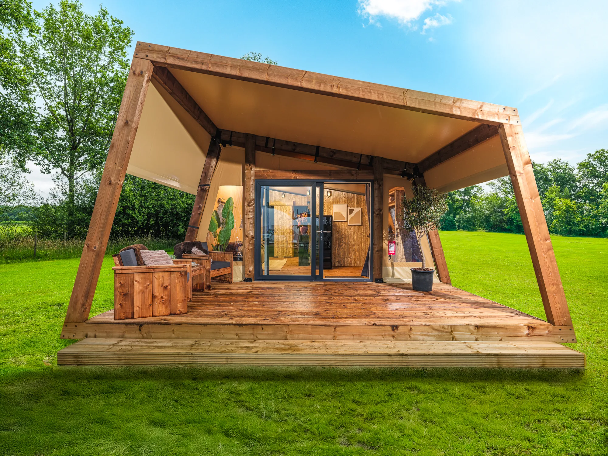 Nature Lodge: frente con puertas de vidrio y terraza amueblada