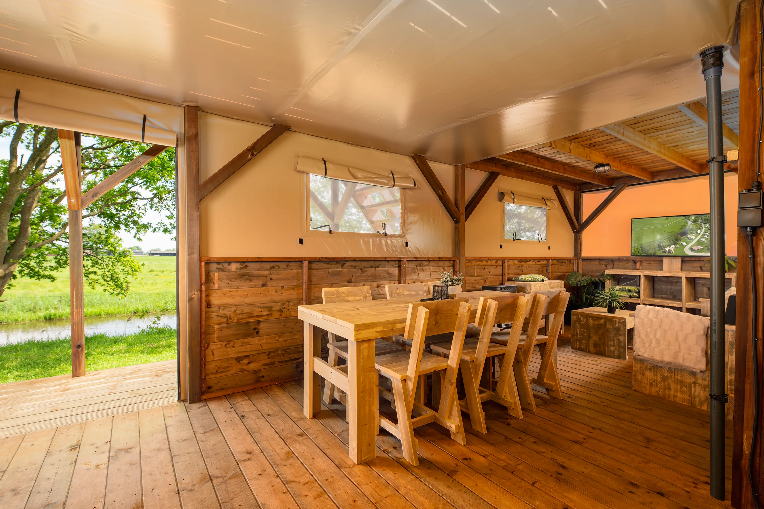 The Village Triple: comedor con ventanas al prado