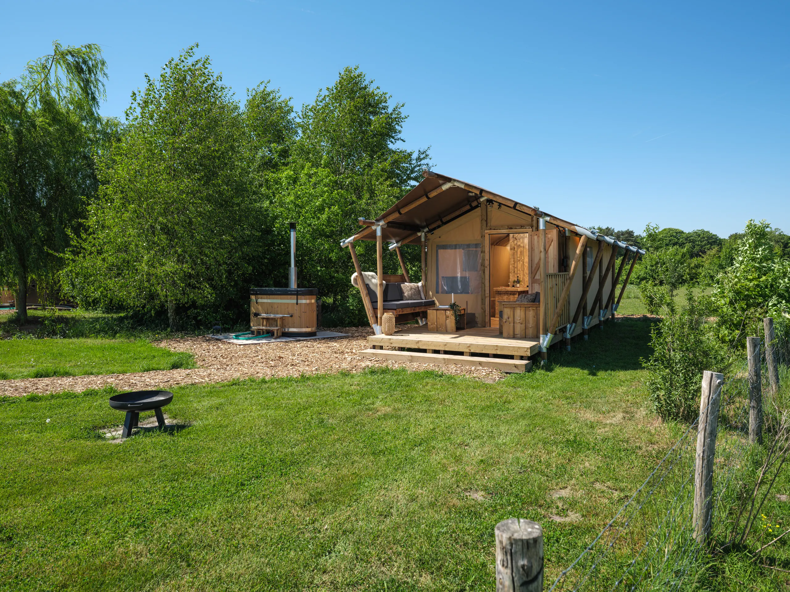 Wood Lodge Cozy: la tienda entre árboles, con fogatero en el pasto