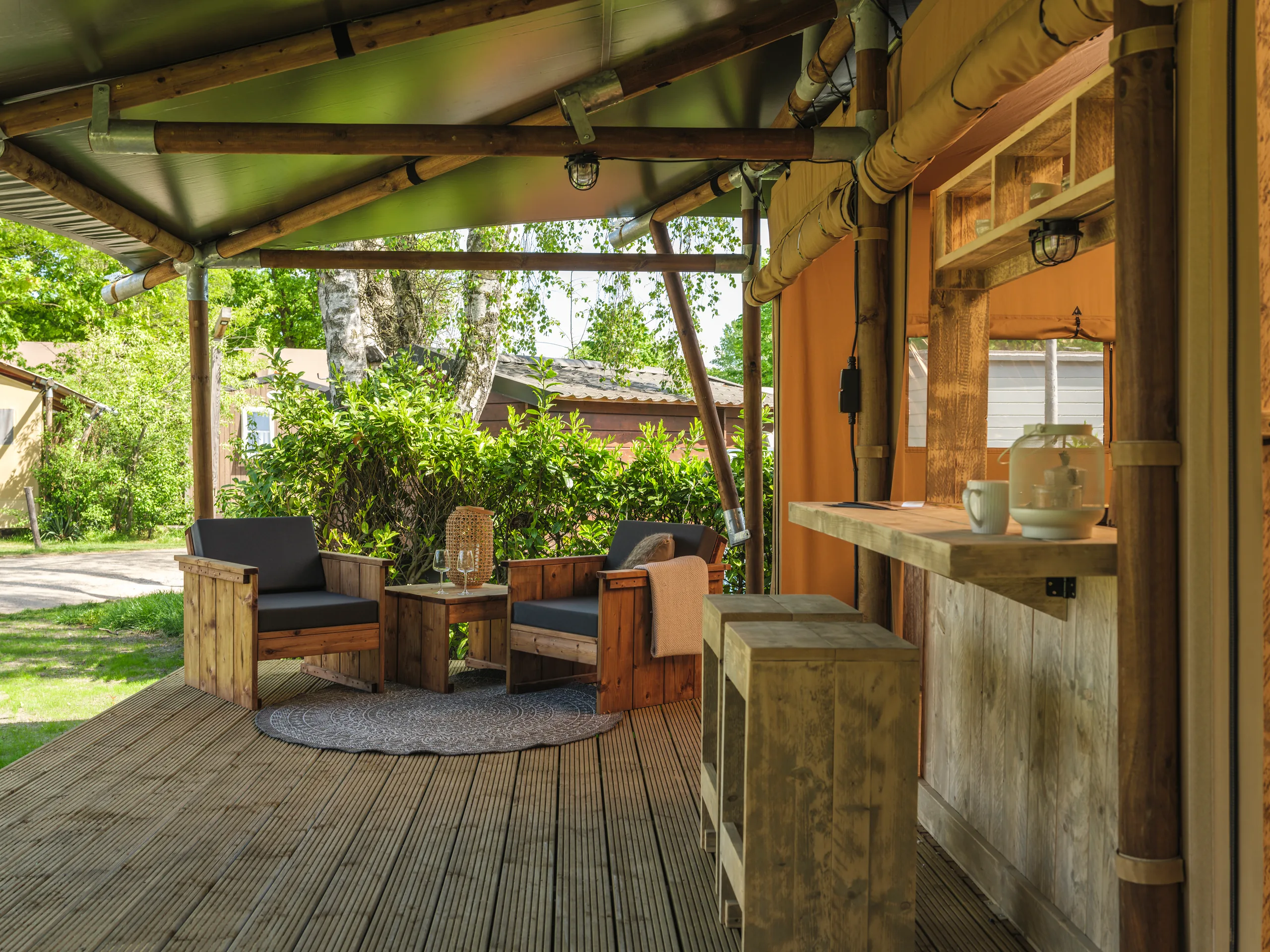 Luxury Suite: sala exterior bajo el techo, junto a la cocineta