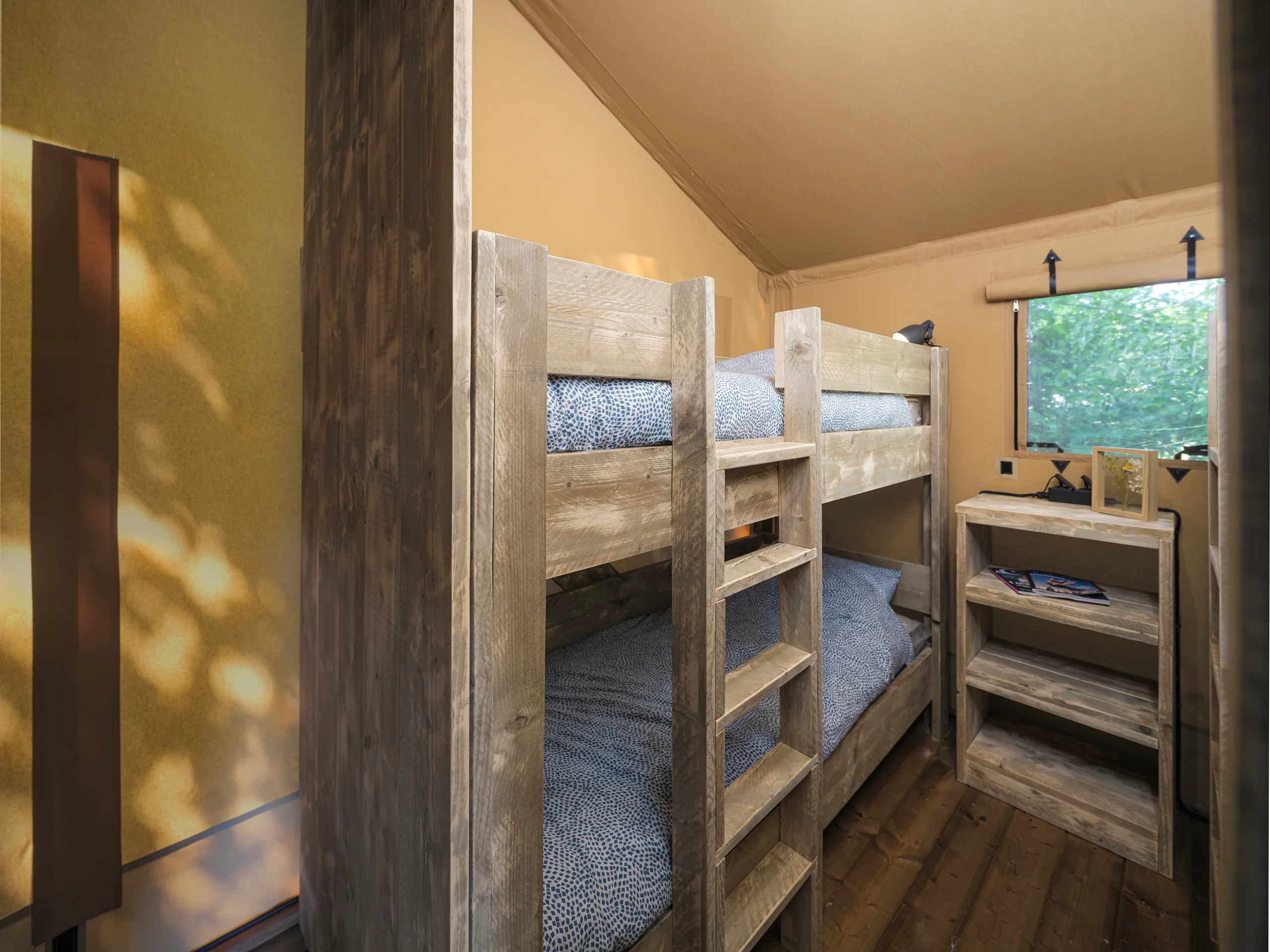 Wood Lodge: literas junto a la ventana