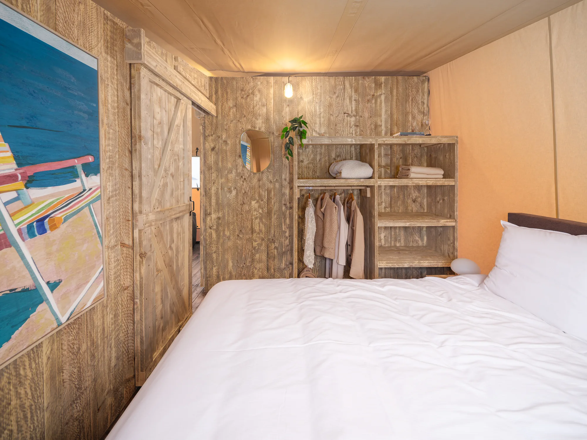 Nature Lodge: recámara con cama y clóset abierto
