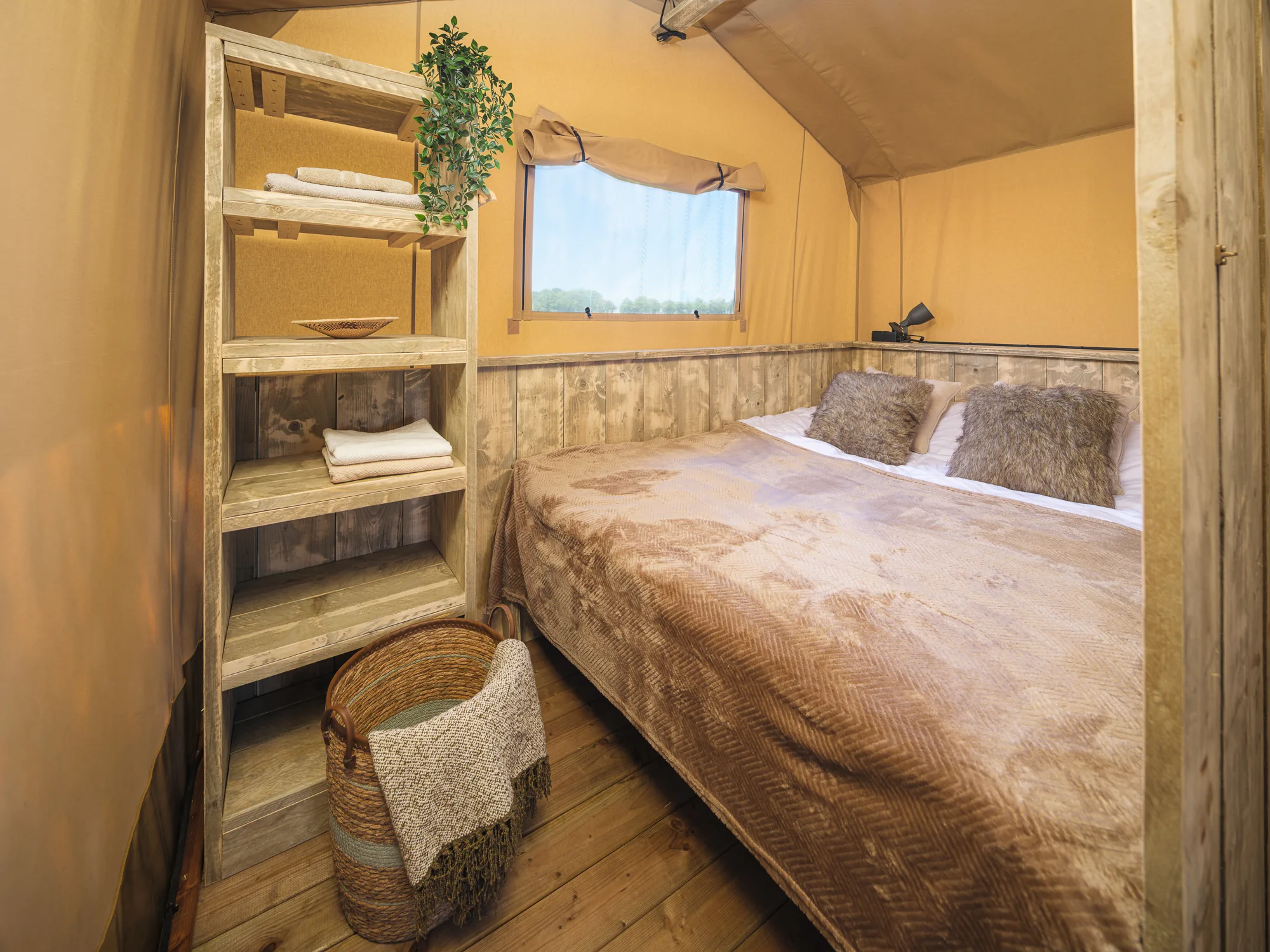 Wood Lodge Cozy: recámara con cama matrimonial y repisas