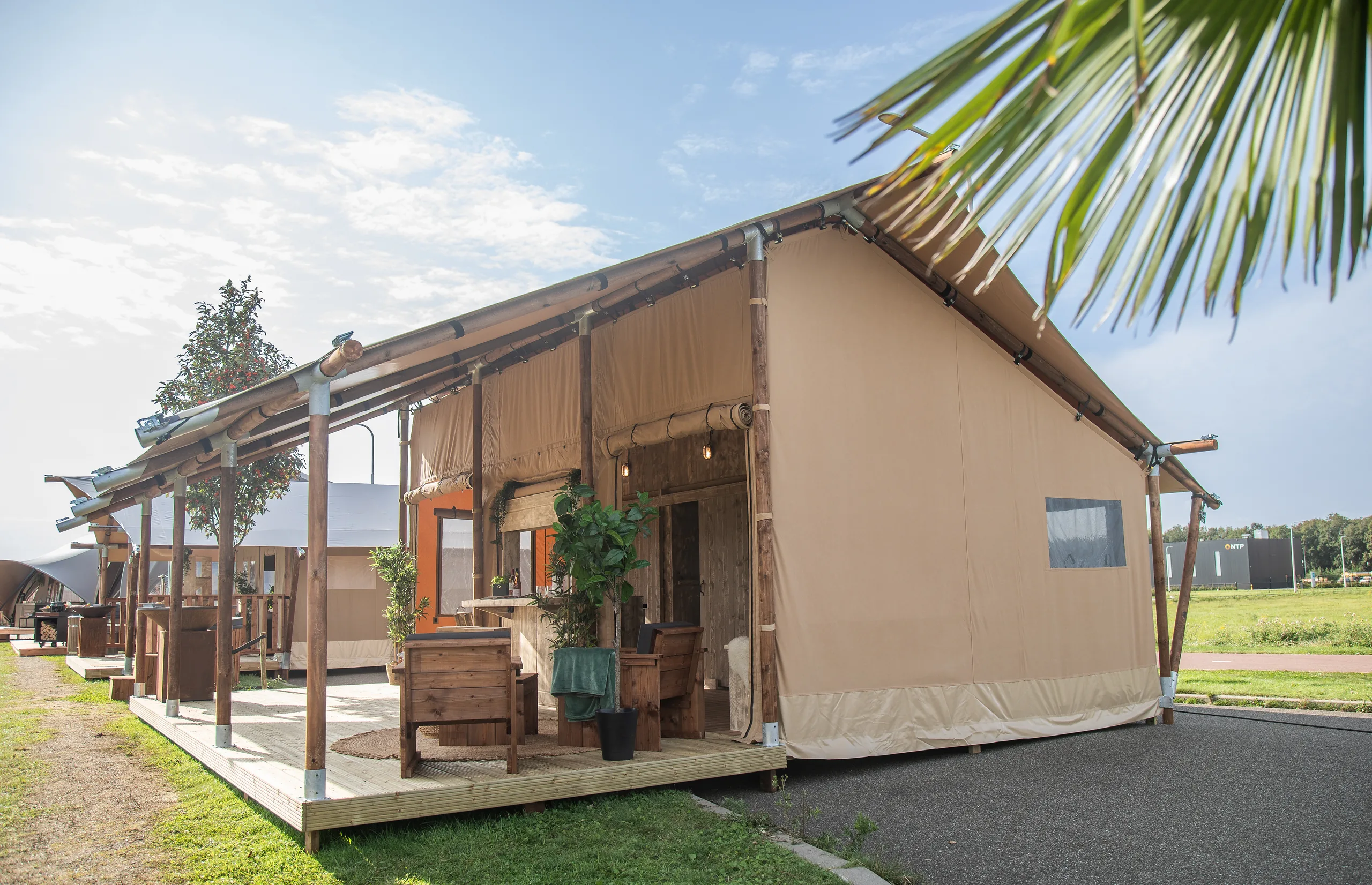 Glamping Lodge 35: vista lateral con el techo inclinado