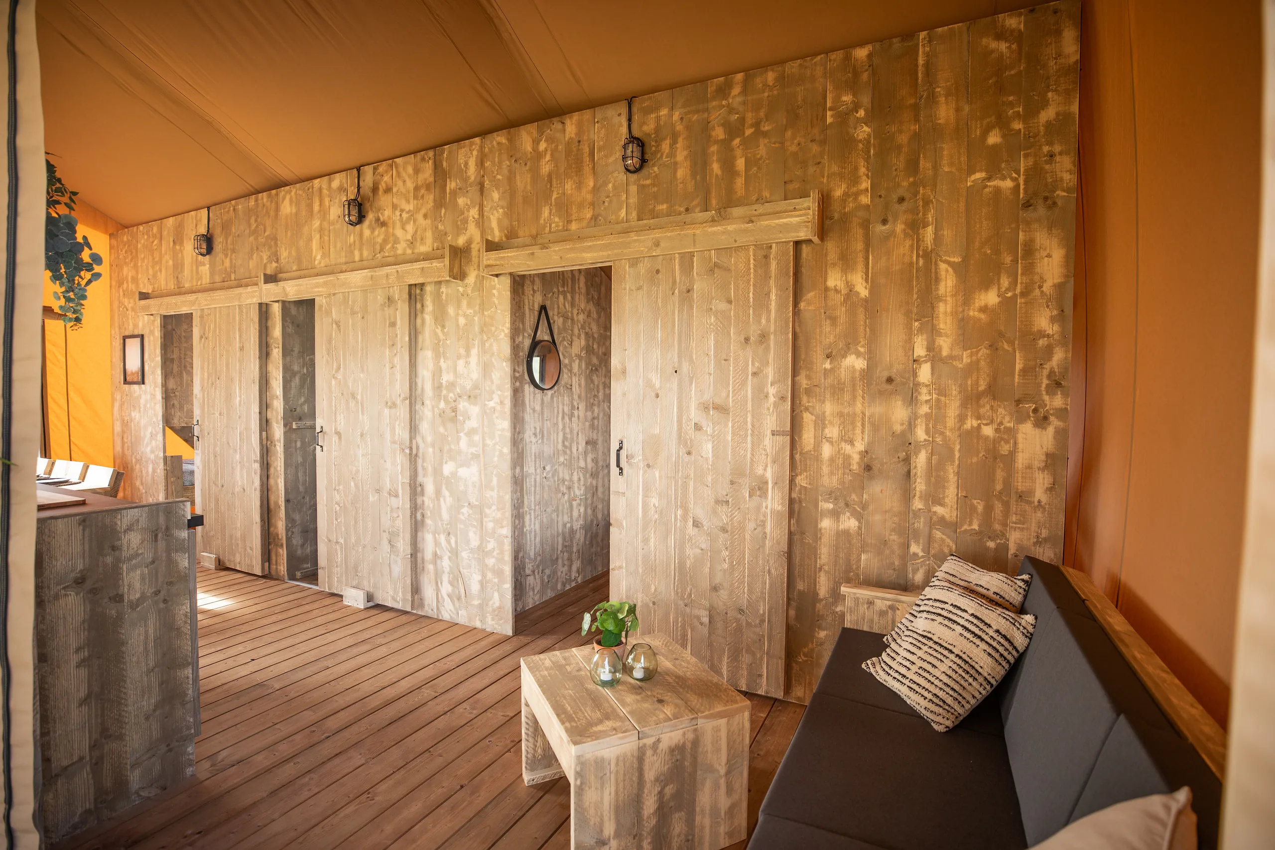 Glamping Lodge 35: sala con sofá y puertas corredizas de madera