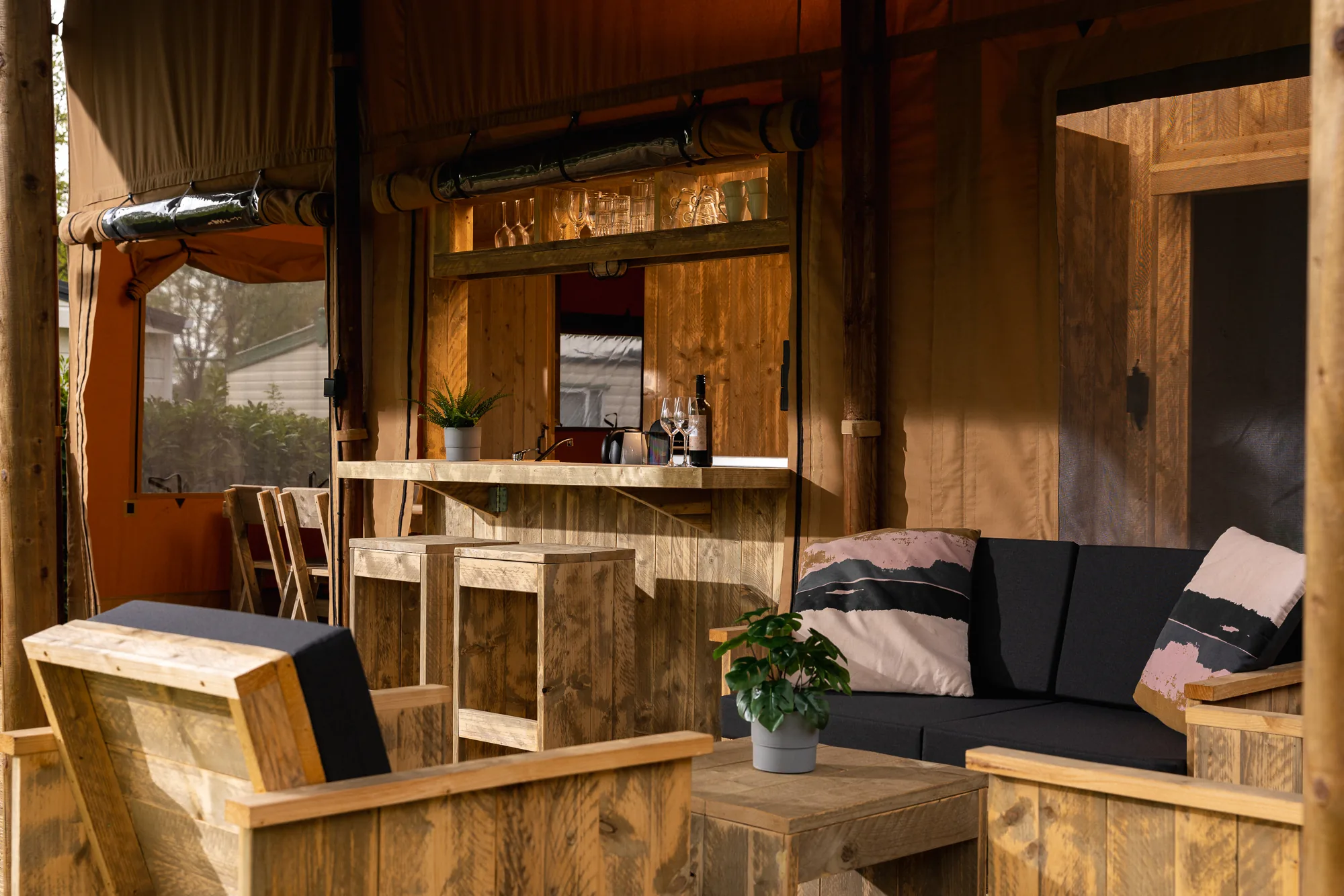 Glamping Lodge 35: sala con sofá y sillones frente a la barra