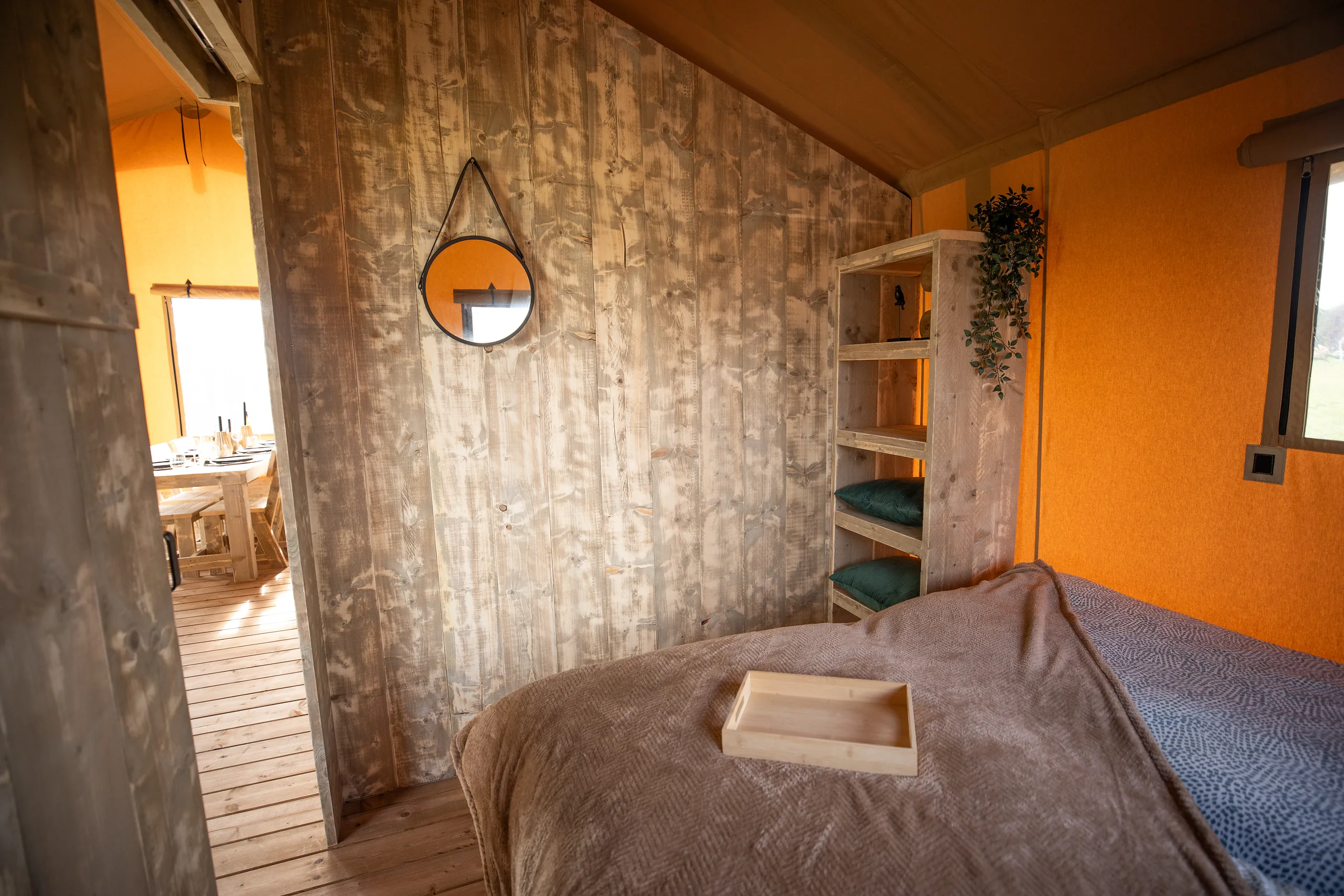 Glamping Lodge 35: recámara con espejo redondo