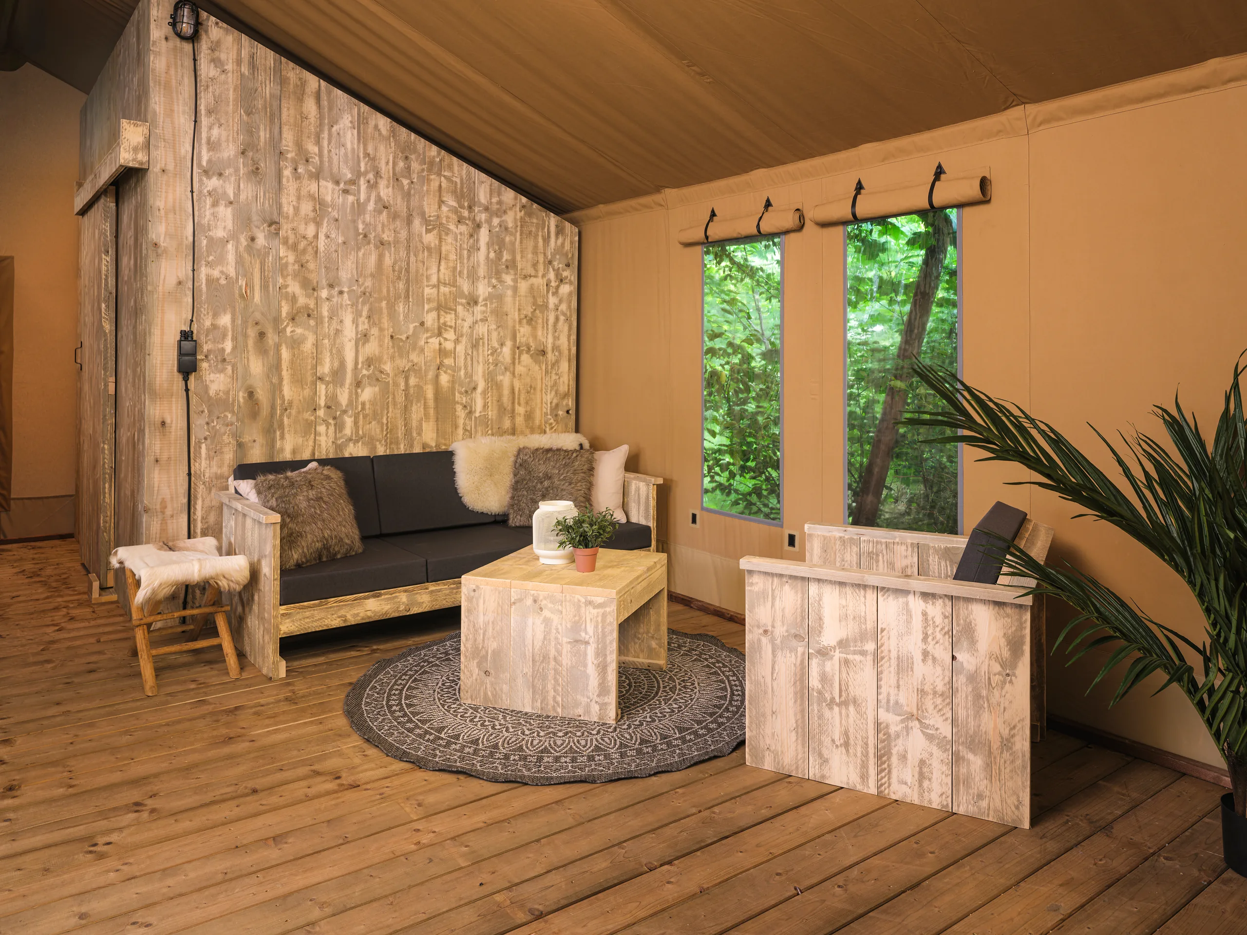 Luxury Safari Lodge: sala con sofá, mesa de centro y tapete