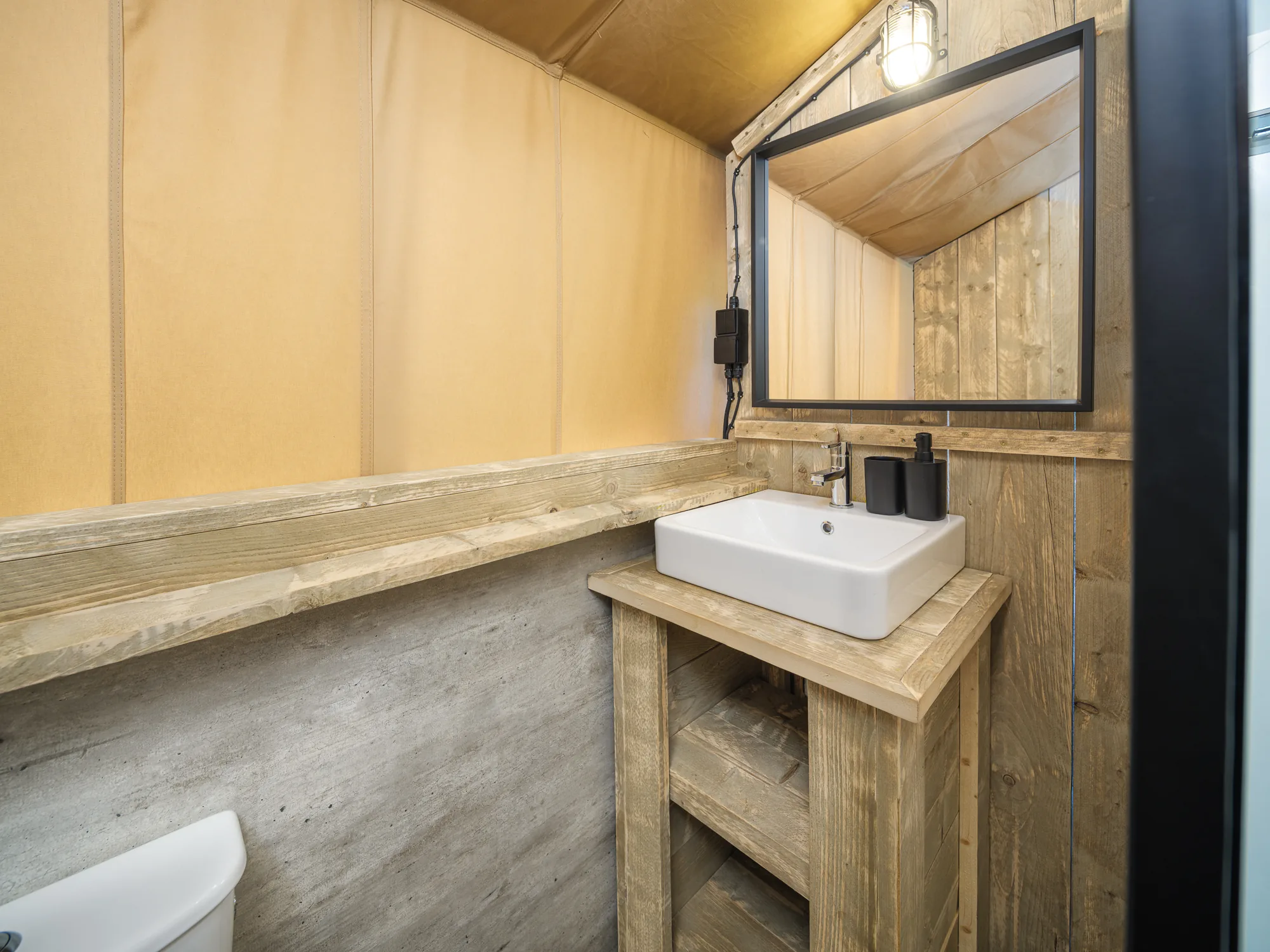 Wood Lodge Cozy: baño con lavabo y espejo