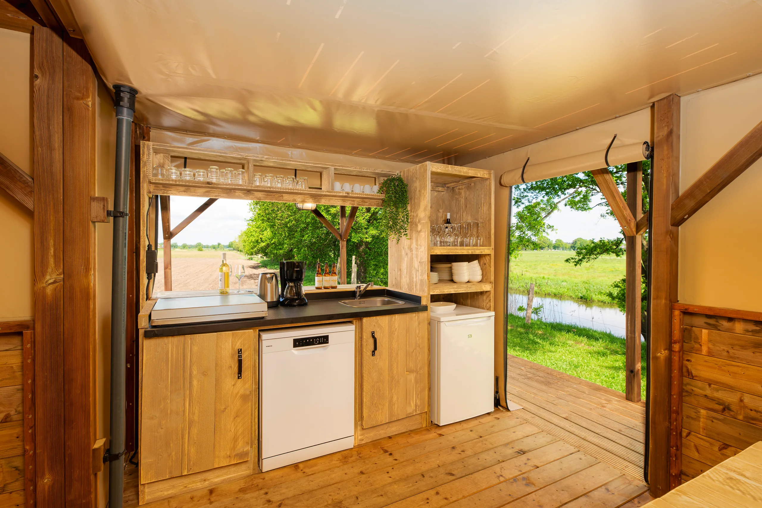 The Village Triple: cocina equipada con electrodomésticos