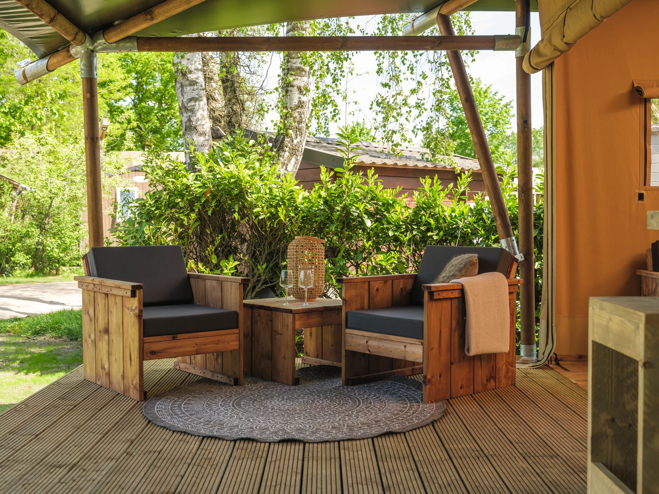 Luxury Suite: sillones en la terraza frente a los árboles
