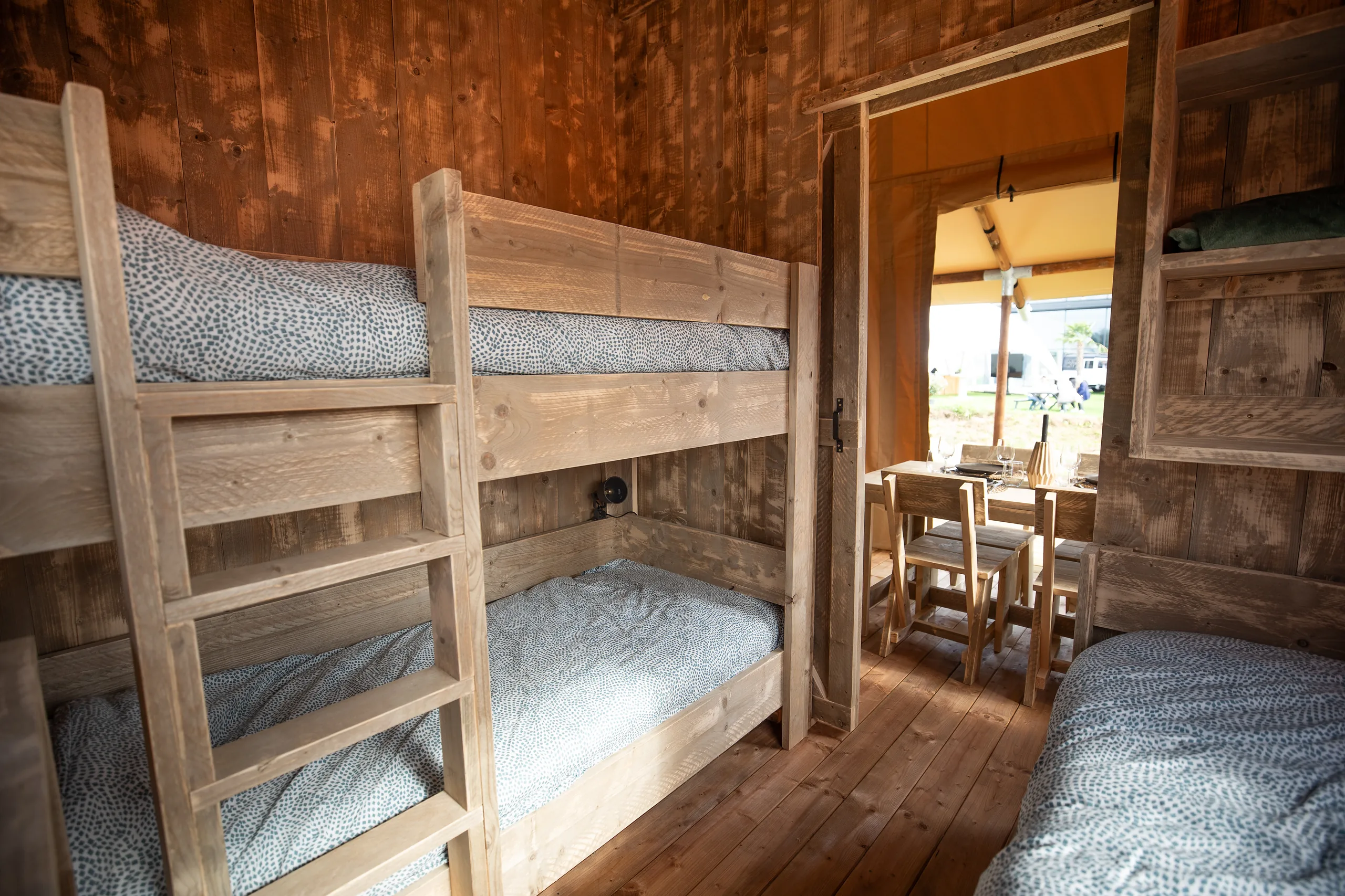 Glamping Lodge 35: literas de madera junto al comedor