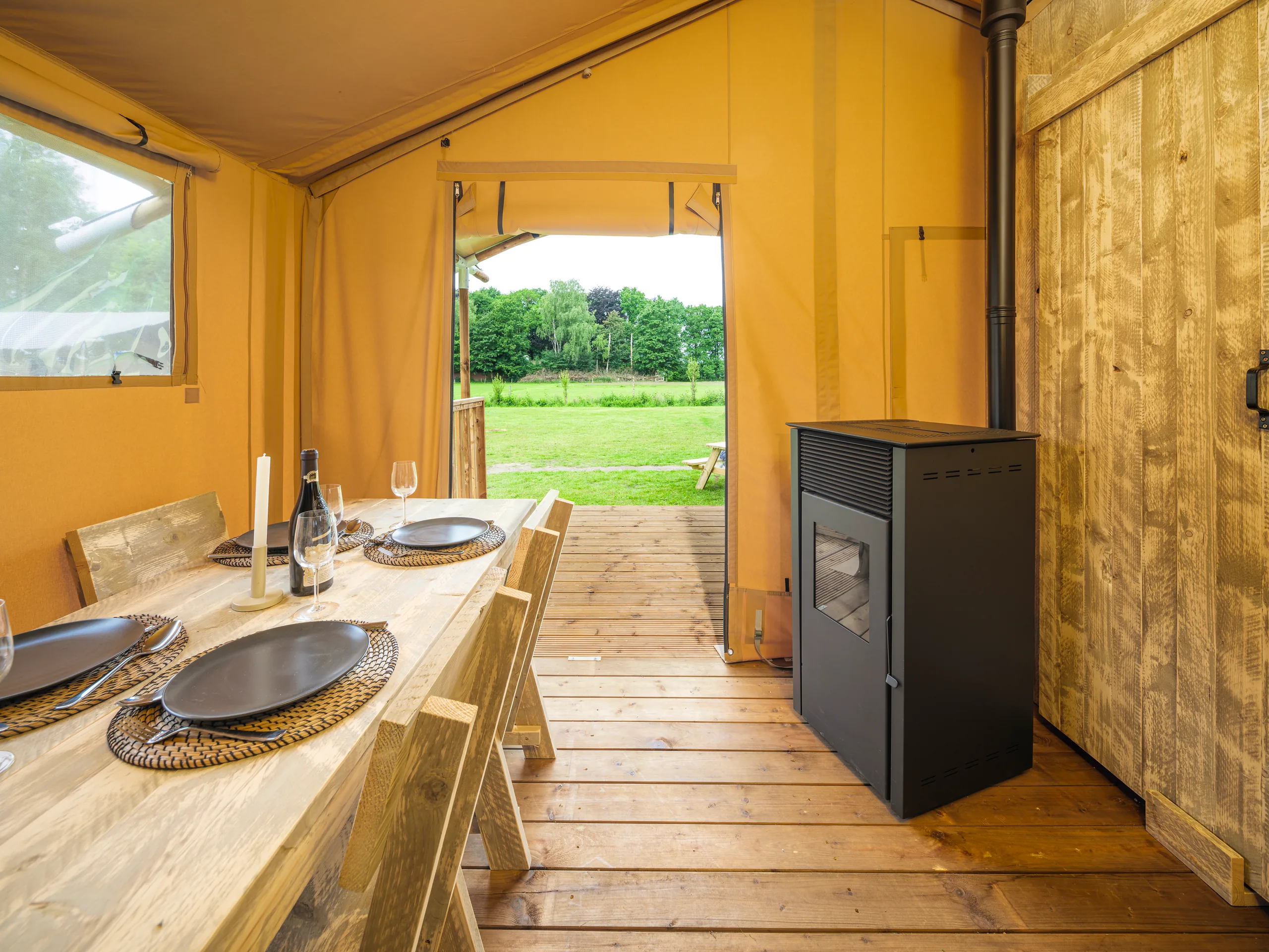 Wood Lodge Midi: mesa de comedor y estufa junto a la entrada
