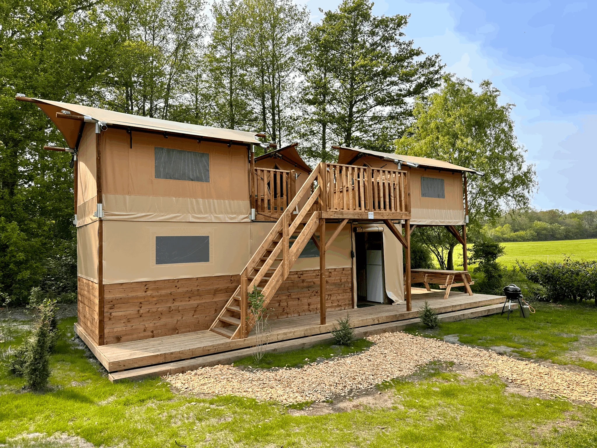 The Village Triple: escalera exterior al nivel superior
