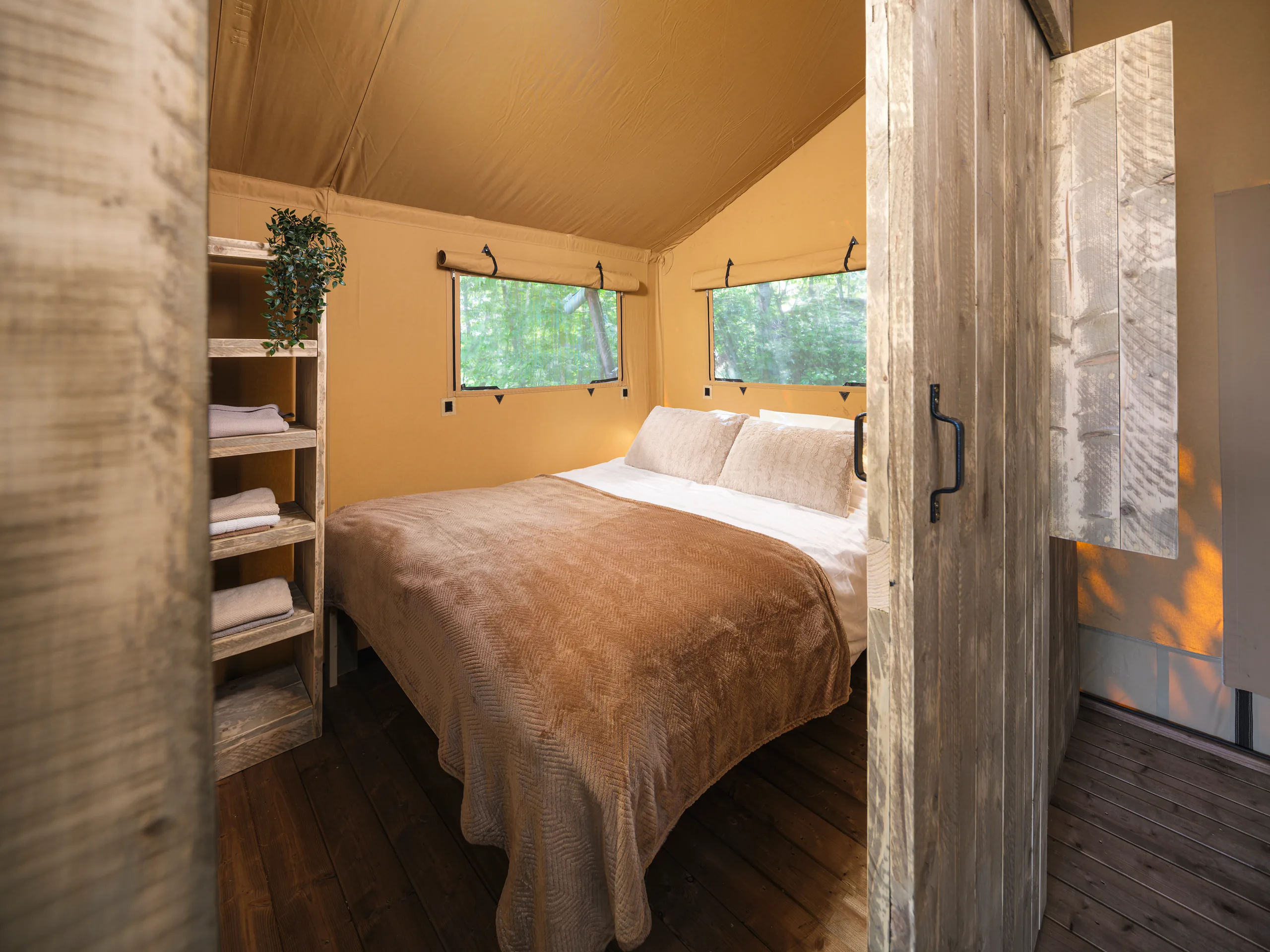 Wood Lodge: recámara con cama matrimonial y ventanas