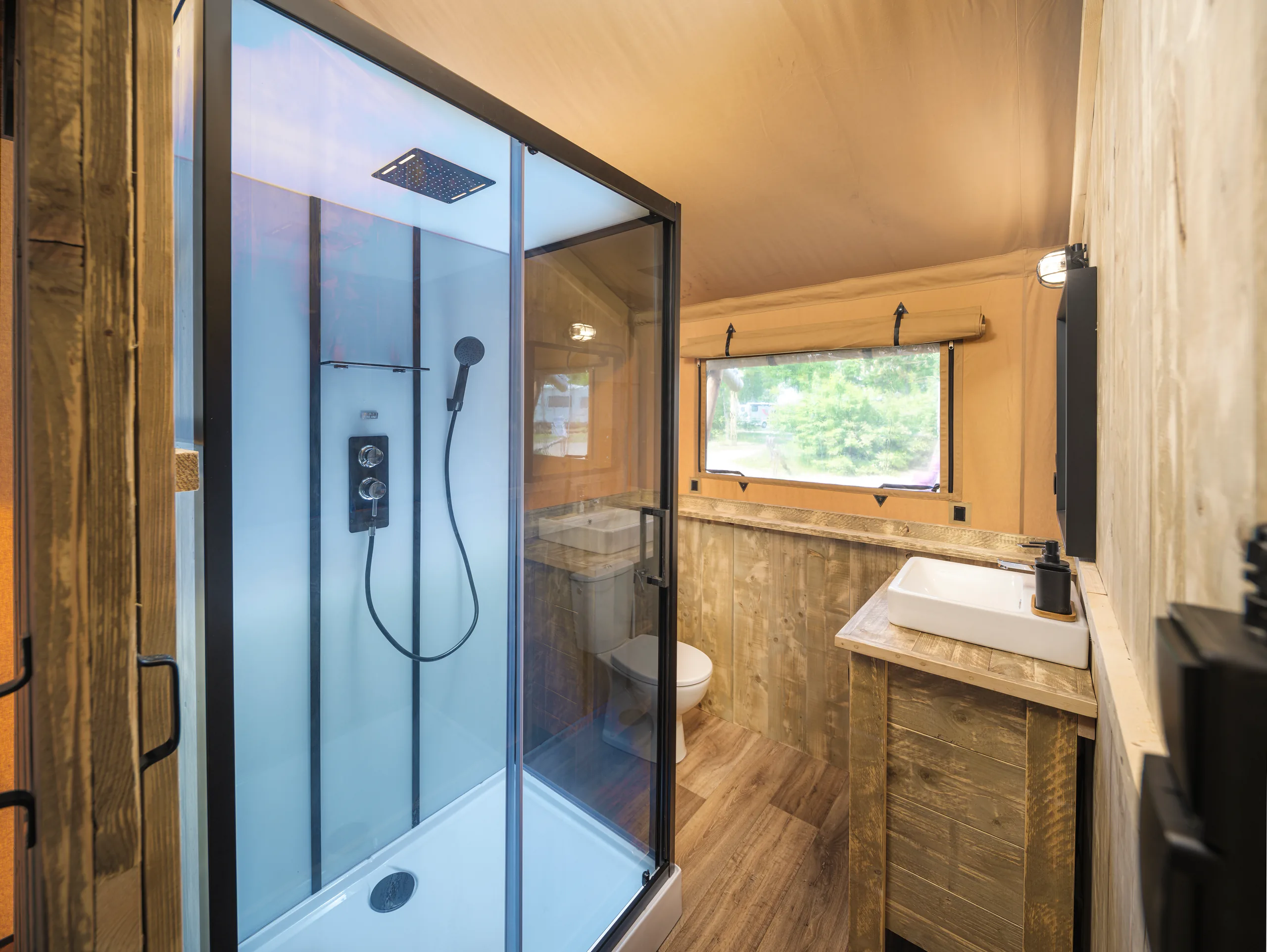 Luxury Safari Lodge: baño con regadera de cancel de vidrio, lavabo y sanitario