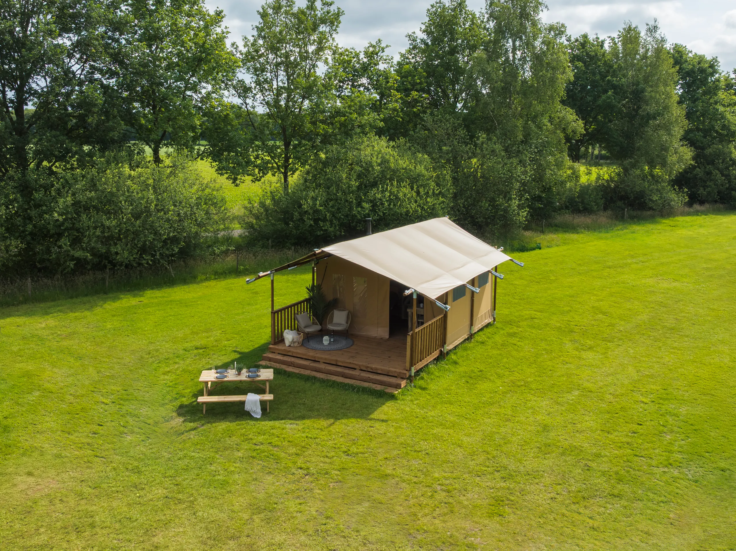 Wood Lodge Midi: la tienda en un prado rodeado de árboles