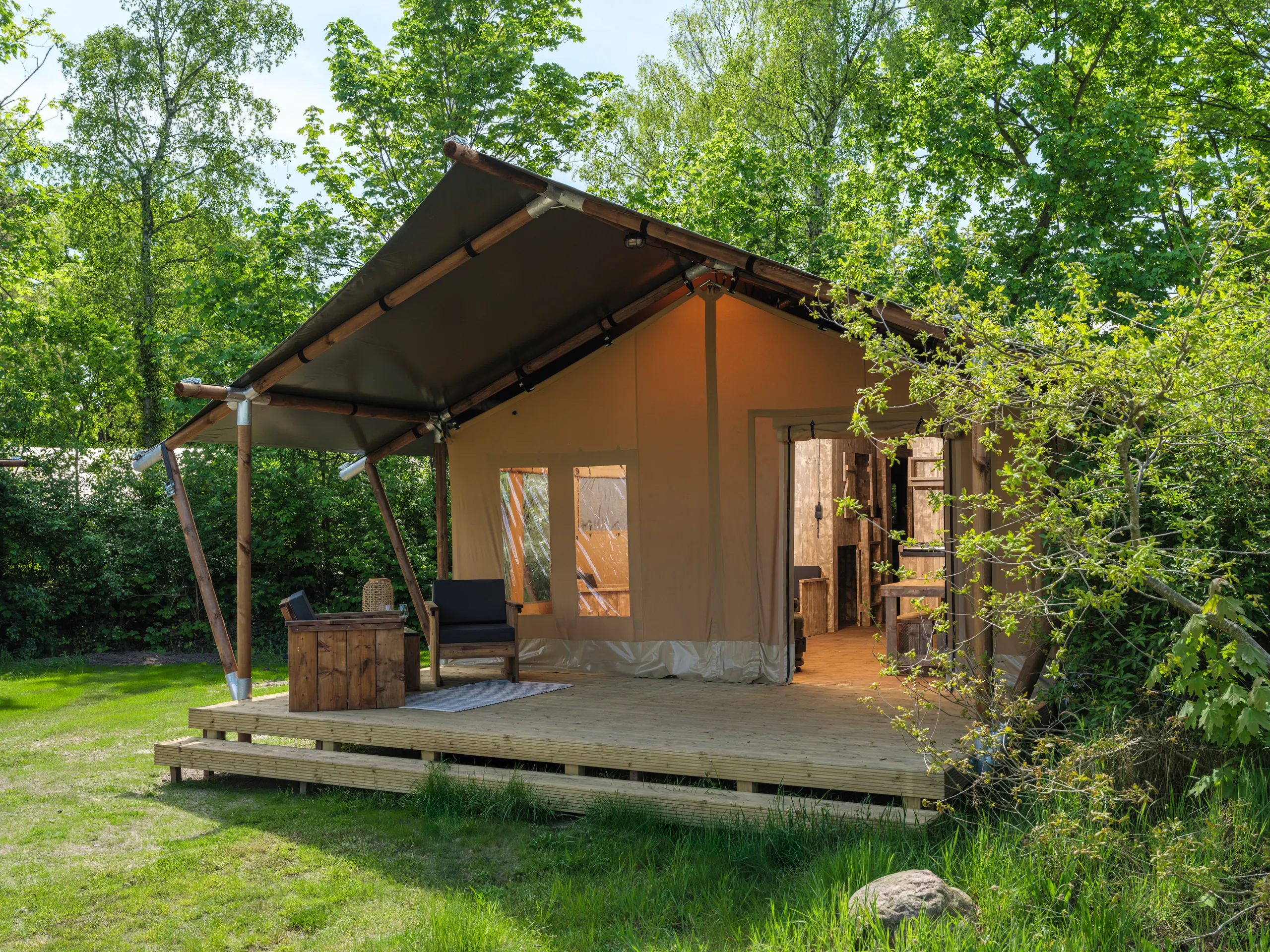 Wood Lodge: tienda de glamping con terraza de madera, entre los árboles