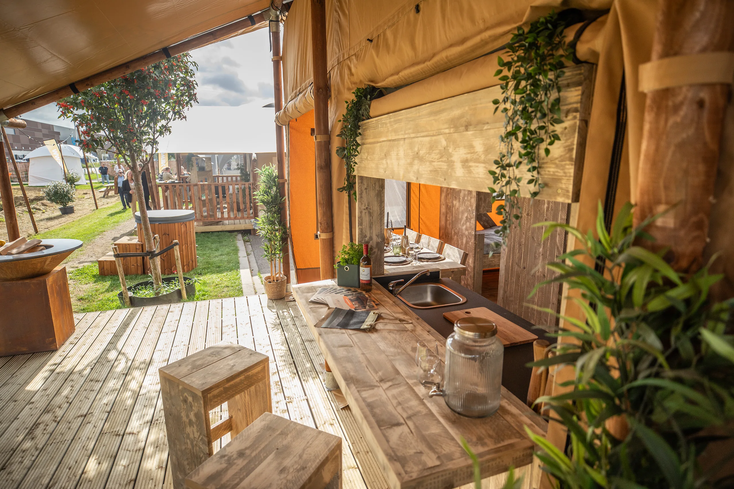 Glamping Lodge 35: terraza con plantas y muebles de madera