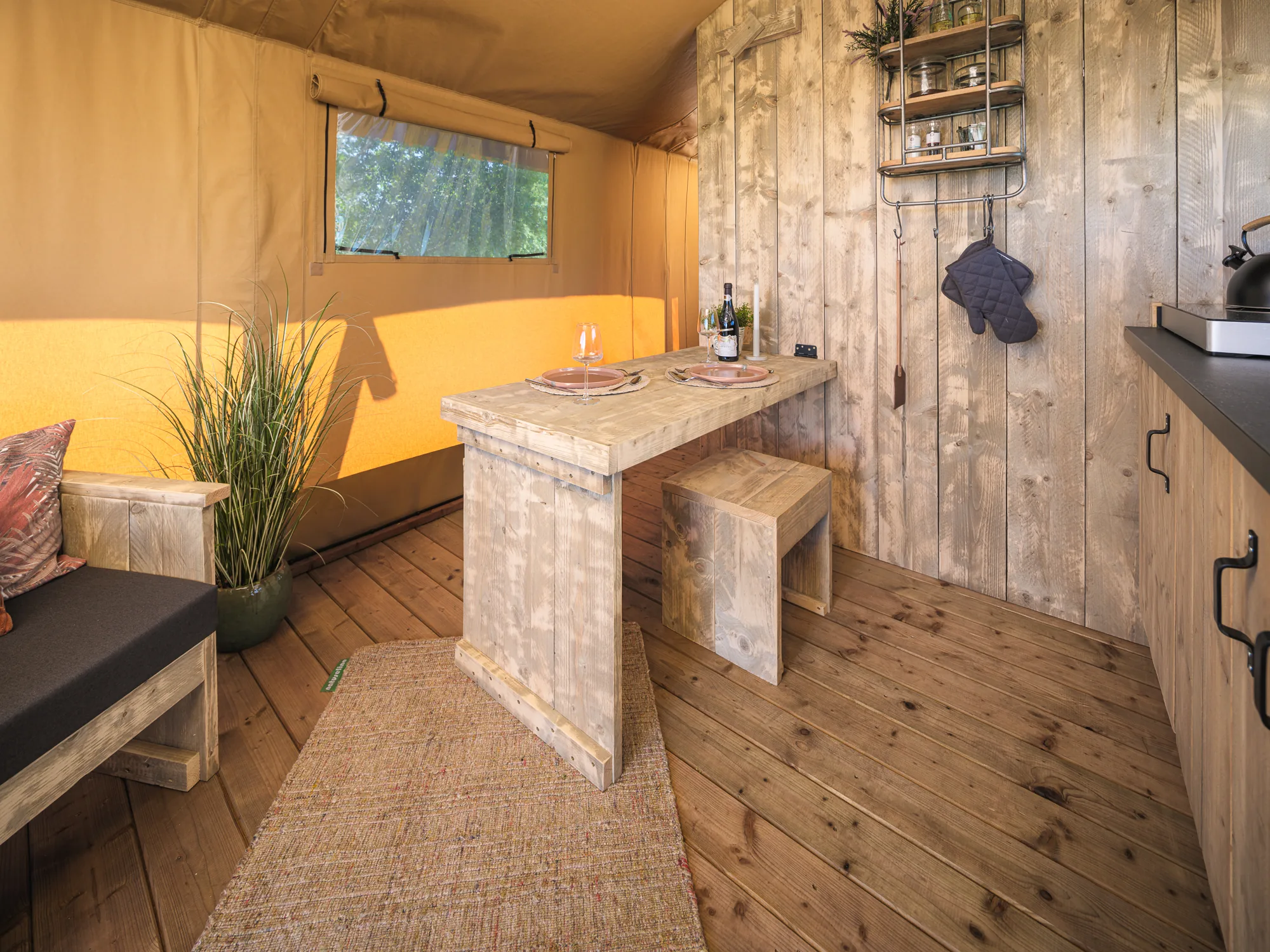 Wood Lodge Cozy: mesa de madera con banca junto a la ventana